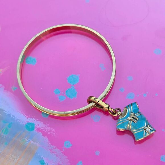 Juicy Couture Y2K Goldtone Bangle Bracelet w/ Blue "Choose Juicy" Bow Tshirt Cha - Picture 1 of 6